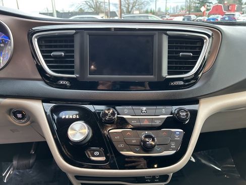 Used 2020 Chrysler Voyager Lxi image 16