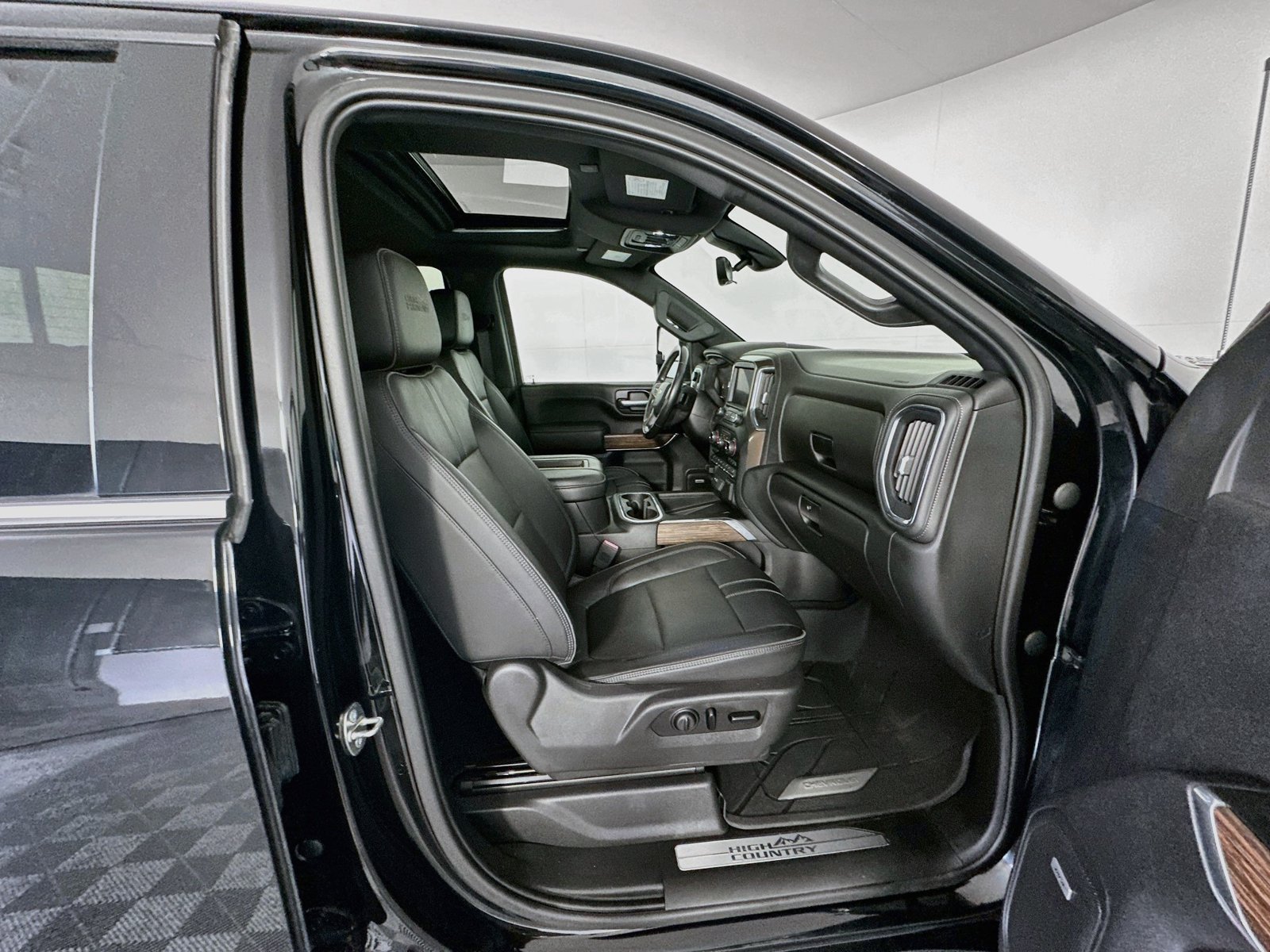 Used 2020 Chevrolet Silverado 2500 High Country w/ Z71 Off-Road Package AWD/4WD image 30