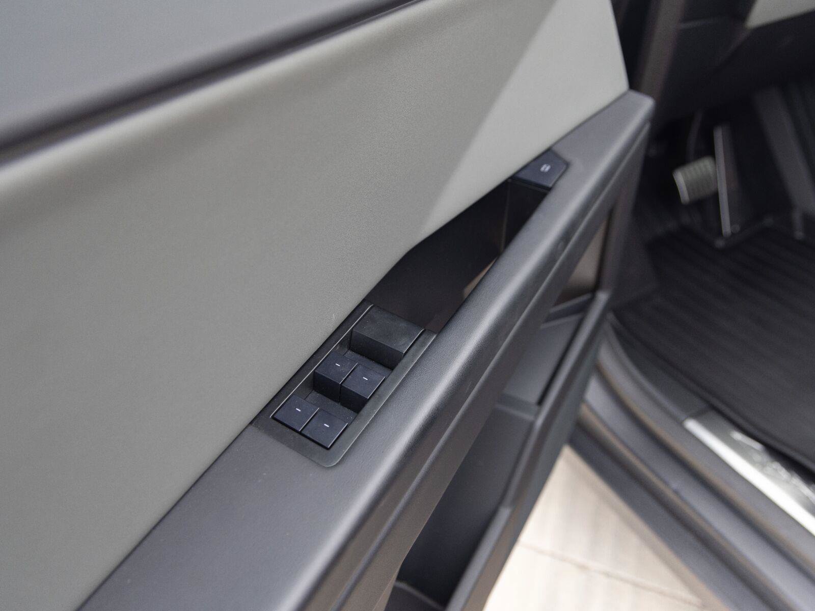 Used 2025 Tesla Cybertruck AWD Crew Cab image 13