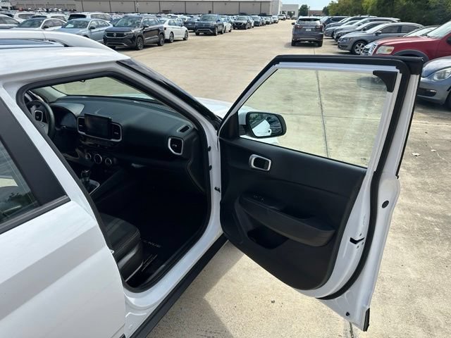 Used 2025 Hyundai Venue SEL FWD image 17