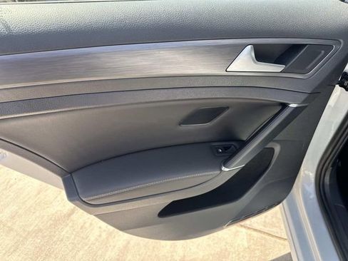 Used 2019 Volkswagen Golf SE FWD image 9
