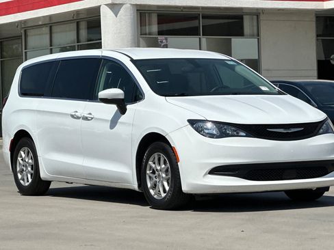 Used 2022 Chrysler Voyager LX image 8