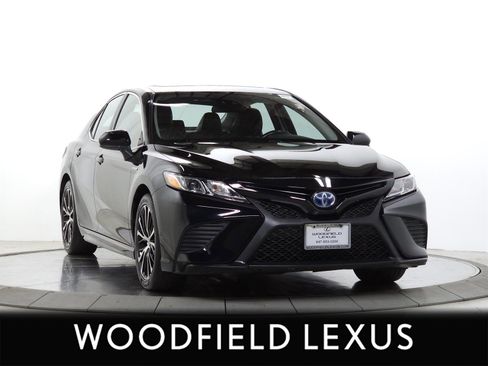 Used 2020 Toyota Camry SE FWD image 1