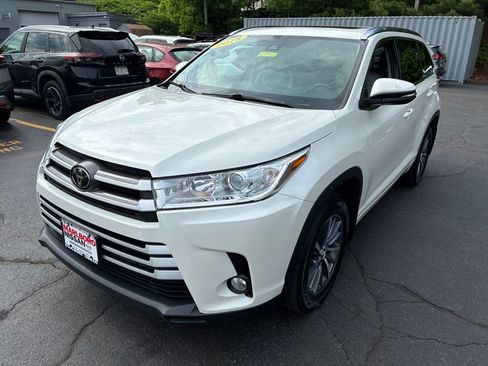 Used 2018 Toyota Highlander XLE AWD/4WD image 3