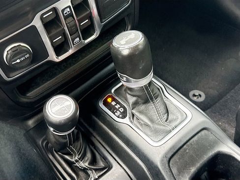 Used 2022 Jeep Wrangler Unlimited Sahara w/ Cold Weather Group AWD/4WD image 18