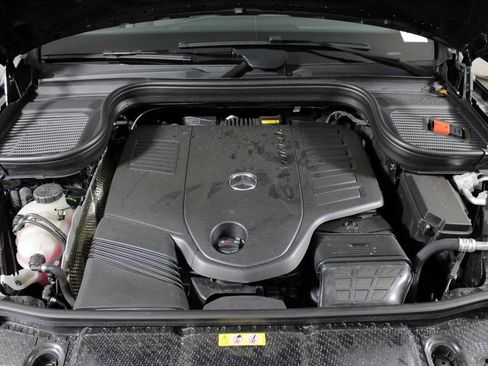 Used 2025 Mercedes-Benz GLS 450 4MATIC image 40