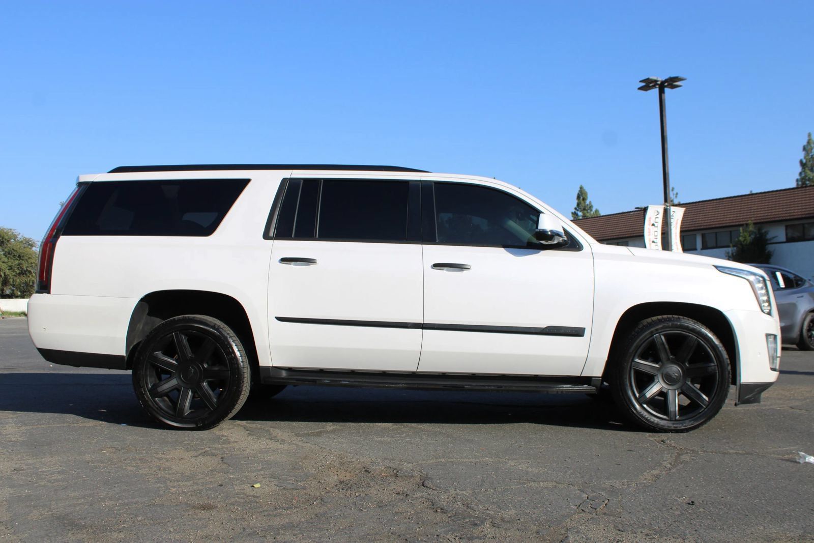 Used 2018 Cadillac Escalade ESV Luxury AWD/4WD image 46