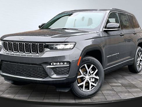 New 2025 Jeep Grand Cherokee Limited w/ Trailer Tow Package AWD/4WD image 2