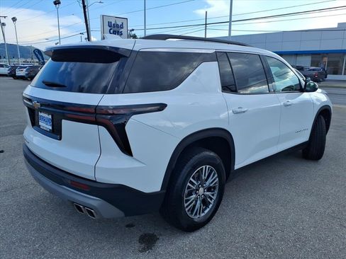 Used 2025 Chevrolet Traverse LT AWD/4WD image 4