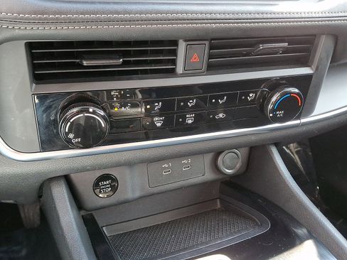 Used 2024 Nissan Rogue S image 15