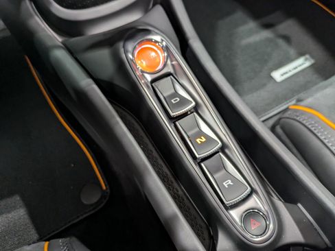 Used 2025 McLaren Artura RWD image 16
