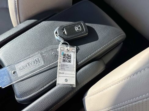 Used 2019 Honda Civic Touring image 34
