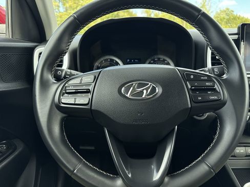 Used 2022 Hyundai Venue Limited image 15