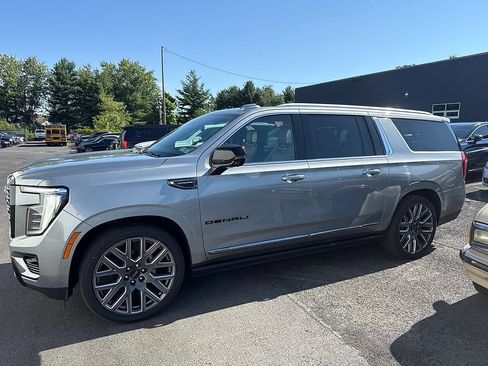 Used 2025 GMC Yukon XL Denali Ultimate w/ LPO, Illumination Package AWD/4WD image 3