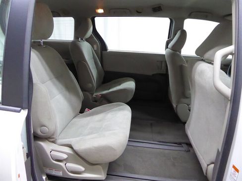 Used 2016 Toyota Sienna L image 26