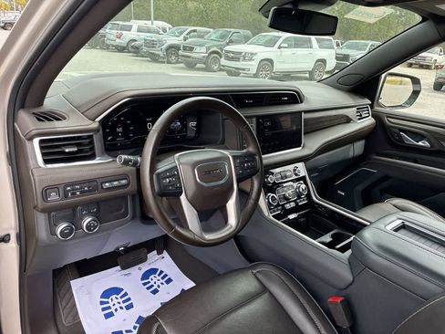 Used 2024 GMC Yukon XL Denali image 10