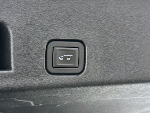 Used 2025 Chevrolet Traverse LT AWD/4WD image 32