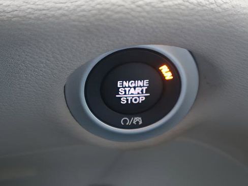 Used 2020 Chrysler Pacifica Limited w/ Advanced Safetytec Group FWD image 17