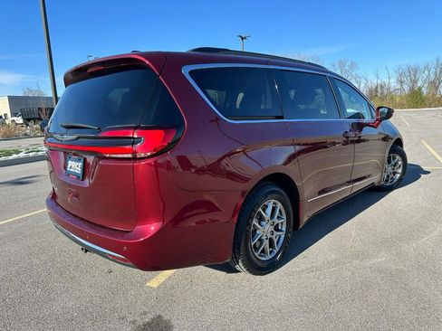 Used 2021 Chrysler Pacifica Touring image 6