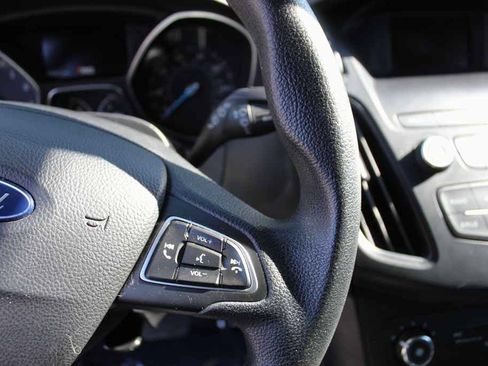 Used 2018 Ford Focus SE FWD image 16