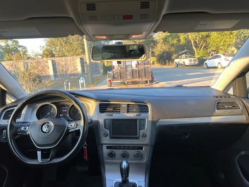 Used 2017 Volkswagen Golf S FWD image 9