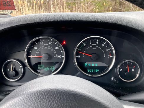 Used 2015 Jeep Wrangler Unlimited Sahara w/ Dual Top Group AWD/4WD image 26