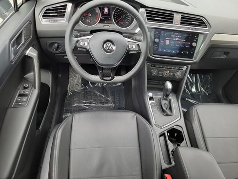 Used 2021 Volkswagen Tiguan SE w/ Panoramic Sunroof Package FWD image 6