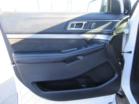 Used 2019 Ford Explorer XLT w/ Equipment Group 202A image 8