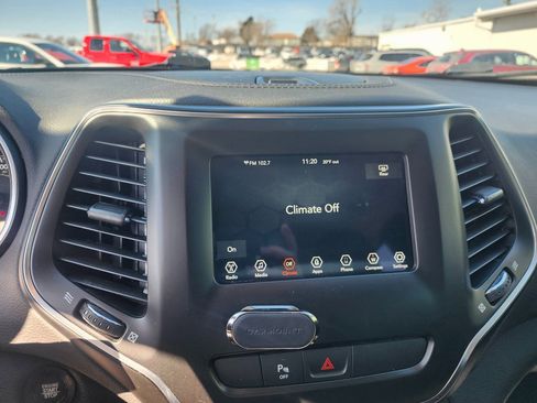 Used 2020 Jeep Cherokee Latitude Plus image 13