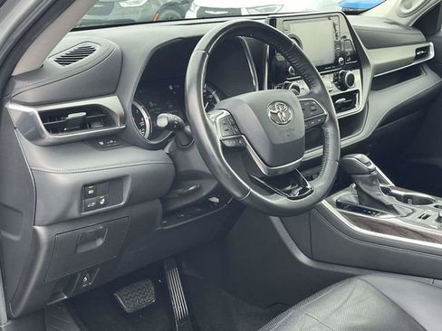Used 2021 Toyota Highlander Limited image 12
