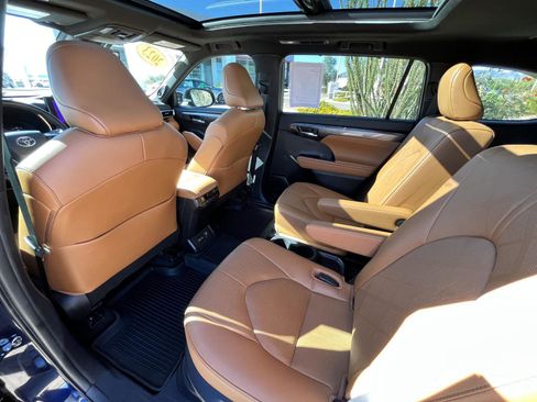 Used 2023 Toyota Highlander Platinum image 23