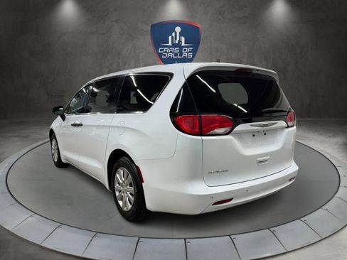 Used 2021 Chrysler Voyager L image 3