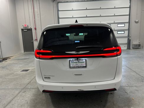 New 2026 Chrysler Pacifica Select image 7