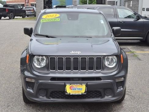 Used 2023 Jeep Renegade Latitude AWD/4WD image 3