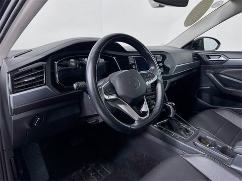 Used 2024 Volkswagen Jetta SE image 9
