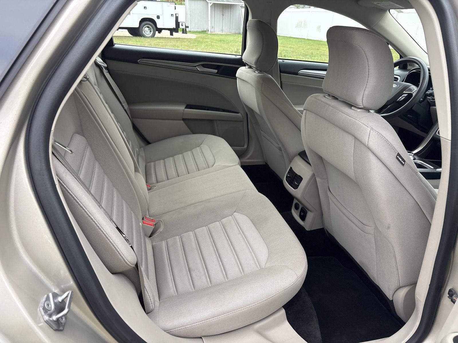 Used 2018 Ford Fusion SE FWD image 12