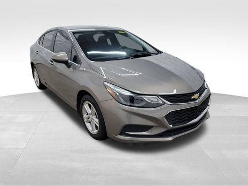 Used 2018 Chevrolet Cruze LT image 2