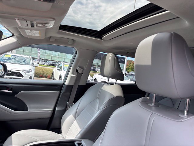 Used 2021 Toyota Highlander XLE AWD/4WD image 8