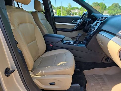 Used 2017 Ford Explorer XLT image 16