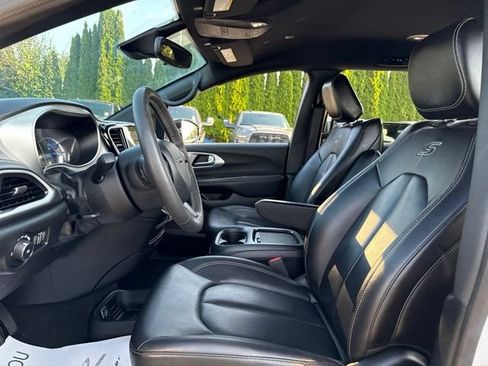 Used 2024 Chrysler Pacifica Limited FWD image 19