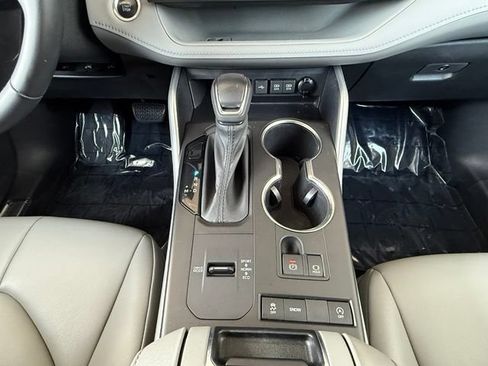 Used 2020 Toyota Highlander XLE FWD image 28