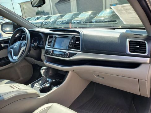 Used 2016 Toyota Highlander XLE image 23