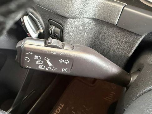 Used 2011 Volkswagen Tiguan S image 9