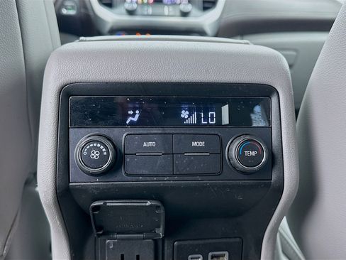 Used 2023 GMC Acadia SLT image 17