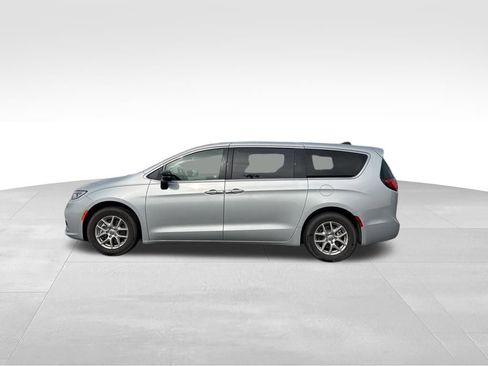 Used 2024 Chrysler Pacifica Touring-L FWD image 19