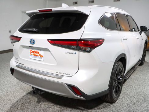 Used 2023 Toyota Highlander Platinum FWD image 7