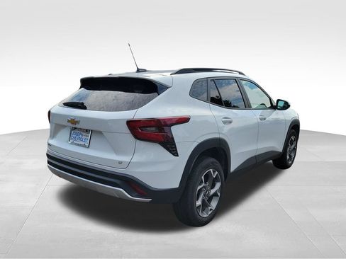Used 2025 Chevrolet Trax LT FWD image 4