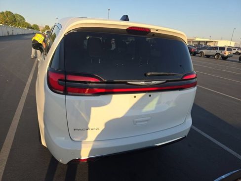 Used 2025 Chrysler Pacifica Select FWD image 3