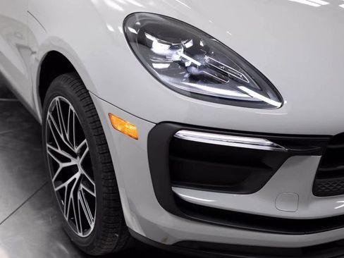 Certified 2025 Porsche Macan image 12