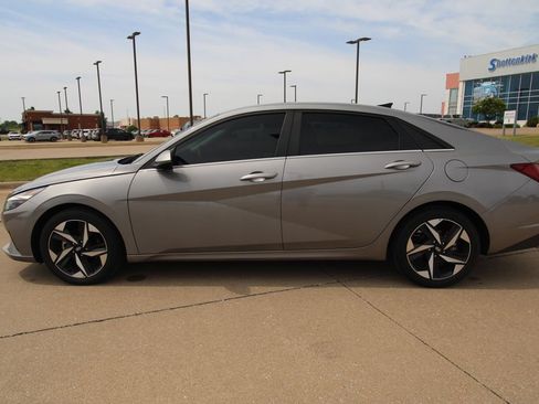 Used 2023 Hyundai Elantra Limited w/ Preferred Accessory Package FWD image 17